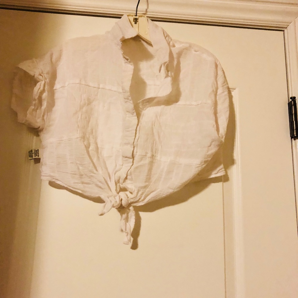 Cropped white shirt